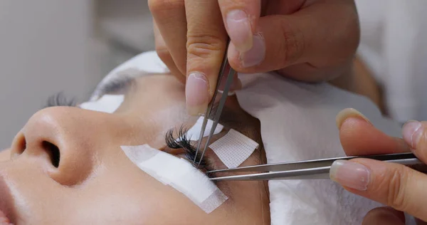 Vrouw met wimper verlenging in schoonheidssalon — Stockfoto