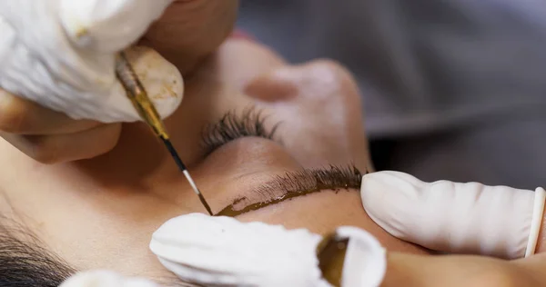 Procedimento de Microblading, trabalho mestre na sobrancelha da mulher — Fotografia de Stock