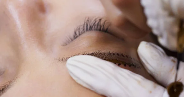 Beautician specialist of permanent makeup making brow microbladi — Stock Photo, Image