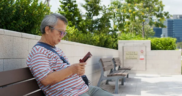 市内の携帯電話の老人の使用 — ストック写真