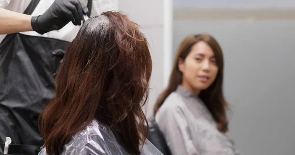 Девушки друзья идут в парикмахерскую вместе, болтая и имея волосы т — стоковое фото