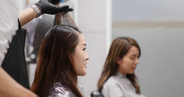 Vrienden chatten en wachten op de kleur kleurstof op haar in salon — Stockfoto