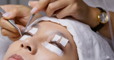 Güzellik salonunda kirpik uzantısı olan bir kadın.