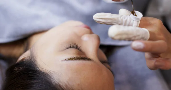 Asiatique femme ayant microblading sourcils dans un salon de beauté — Photo