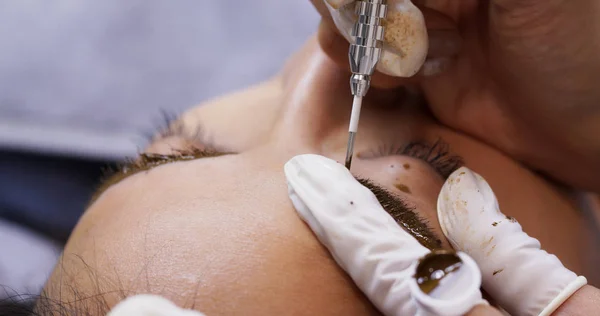 Mulher asiática com sobrancelhas microblading em um salão de beleza — Fotografia de Stock