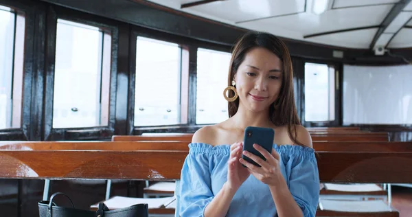 Kadın cep telefonu kullanıyor ve Hong Kong 'da feribotta oturuyor. — Stok fotoğraf