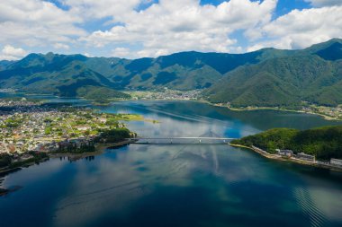 İHA Japonya 'da Kawaguchiko üzerinde uçuyor.