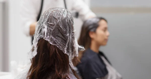 Друзі спілкуються як зробити зачіску в салоні — стокове фото