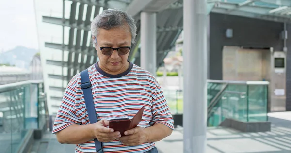 Asyalı yaşlı adam şehirde cep telefonu kullanıyor — Stok fotoğraf