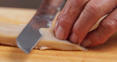 Tahtadan taze Geoduck kesiyorum.