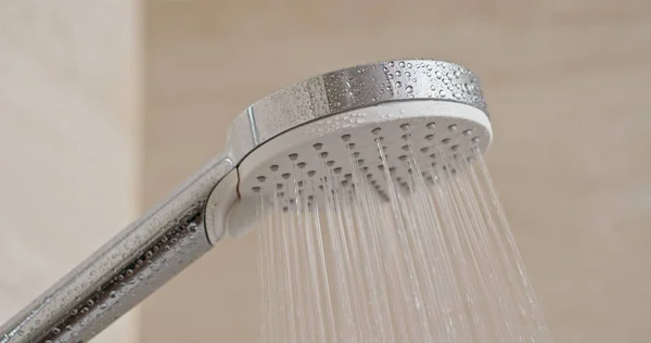 Wasserfluss aus dem Duschkopf im Badezimmer — Stockfoto