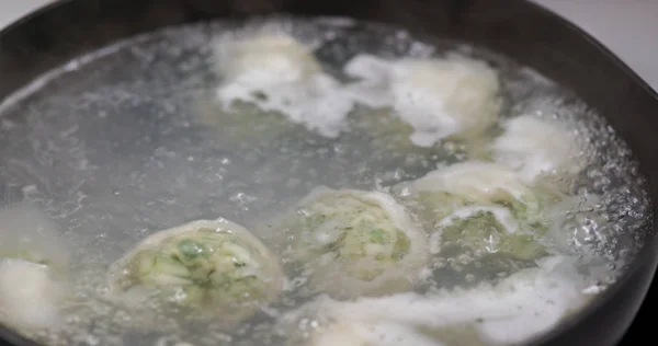 Cooking Chinese traditional cuisine wanton soup — Stock Photo, Image