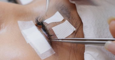 Güzellik salonunda kirpik uzatmalı Asyalı kadın.