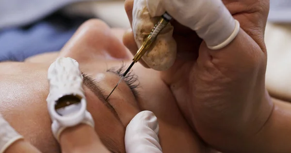 Руки косметолога роблять мікроблінг брів з голкою чорнила — стокове фото
