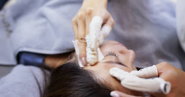 Microblading procédure, maître travaille avec les sourcils — Photo