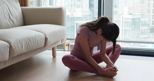 Femme étirer les jambes à la maison — Photo