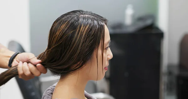 Mujer teniendo tratamiento capilar en peluquería —  Fotos de Stock