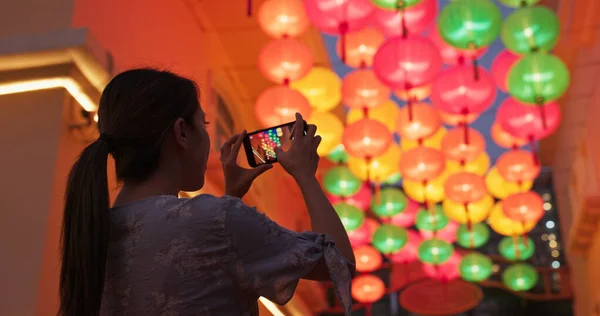 Mulher tirar foto no celular com a lanterna estilo chinês em — Fotografia de Stock