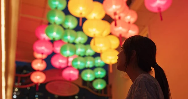 Une femme regarde la lanterne chinoise la nuit — Photo