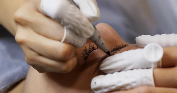 Femme ayant des sourcils microblading dans un salon de beauté — Photo