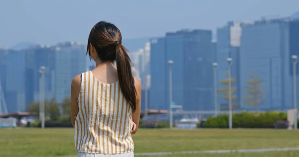 Kvinna titta runt i staden i Hong Kong — Stockfoto