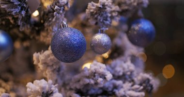 Noel ağacı süslemesi Gece mavi ışık ile