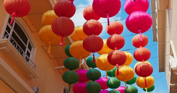 Des Lanternes Chinoises Colorées Suspendues Plein Air Sous Ciel Bleu — Photo