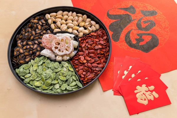 中国传统的农历新年小吃盘 — 图库照片