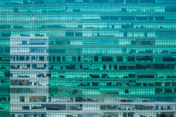 オフィスタワーファサードの外観 — ストック写真