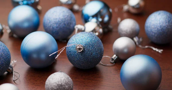 青い色のクリスマスの装飾ボール — ストック写真