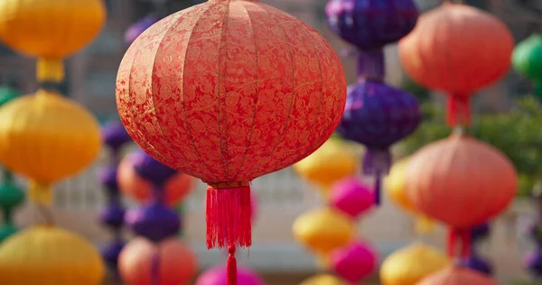 Renkli Çin Tarzı Fenerler Sonbahar Festivali Için Dışarıda Asılı — Stok fotoğraf