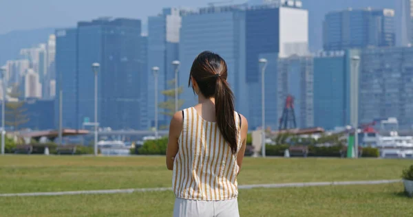 Mulher olha ao redor da cidade em Hong Kong — Fotografia de Stock