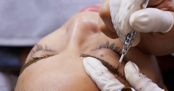 Aziatische vrouw having microblading wenkbrauwen in een schoonheid salon — Stockfoto