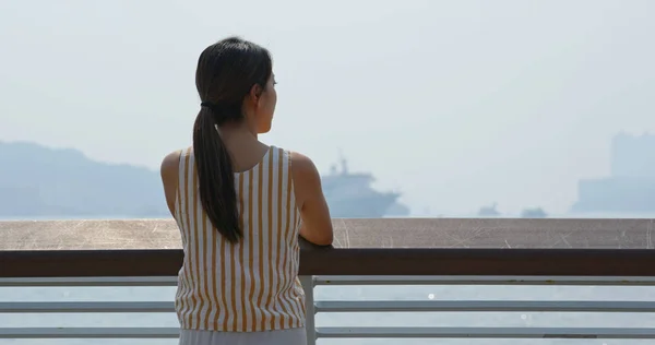 Une femme regarde autour de la ville — Photo