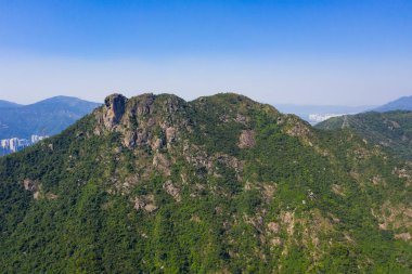 Hong Kong 'da açık mavi gökyüzü olan Aslan Kayası Dağı