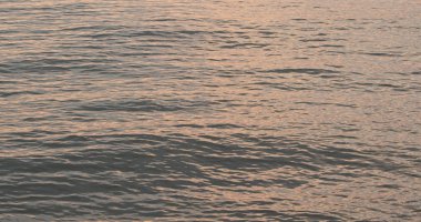 Akşamları günbatımında okyanus