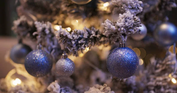 Decoração de árvore de Natal com luz na cor azul à noite — Fotografia de Stock