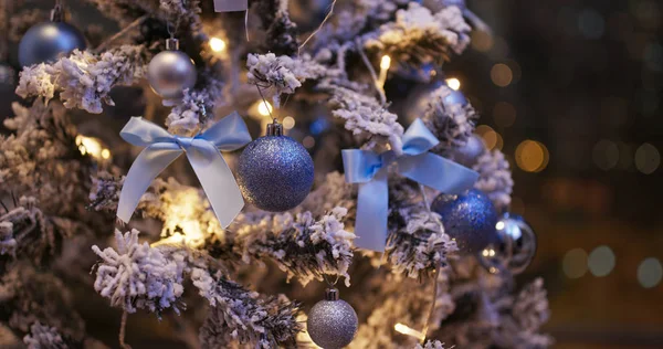 Kerstboom decoratie met licht in blauwe kleur 's nachts — Stockfoto