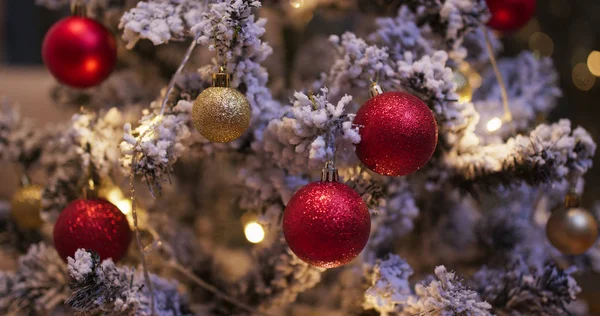 Decoración del árbol de Navidad en casa — Foto de Stock