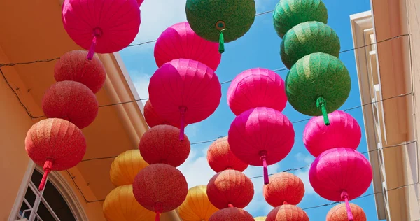 Des Lanternes Chinoises Colorées Suspendues Plein Air Sous Ciel Bleu — Photo