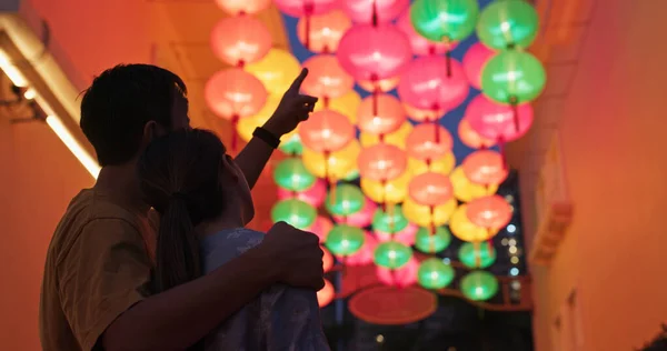 Un couple asiatique regarde ensemble la lanterne chinoise — Photo