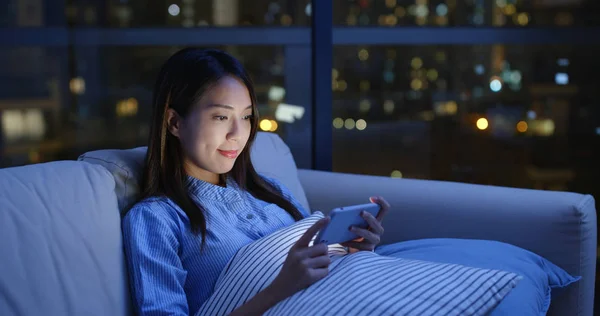 Mujer ver vídeo en el teléfono celular por la noche —  Fotos de Stock