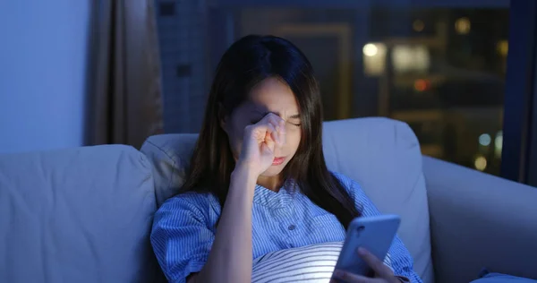 Mulher uso de telefone celular à noite e sentir dor nos olhos e seco — Fotografia de Stock