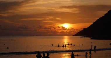 Günbatımı kumlu sahil ve deniz