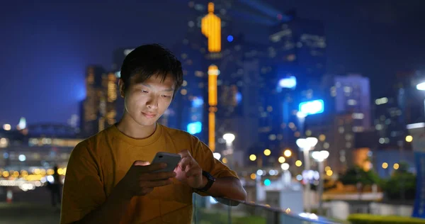 Búsqueda Hombre Teléfono Móvil Ciudad Por Noche — Foto de Stock