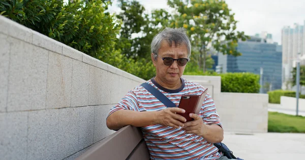 Asiático Homem Velho Uso Telefone Celular Cidade — Fotografia de Stock