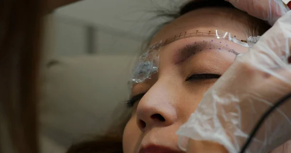 Mulher Sofre Microblading Sobrancelha Composição Permanente — Fotografia de Stock