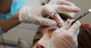 Mikropatenli kaş dövmesi, kalıcı makyaj.