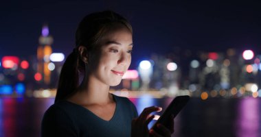 Kadınlar geceleri internetten cep telefonu kullanıyor.