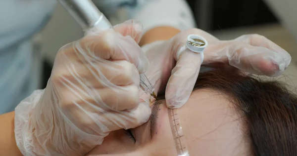 Vrouw Ondergaan Micro Pigmentatie Wenkbrauwen Een Schoonheidssalon — Stockfoto